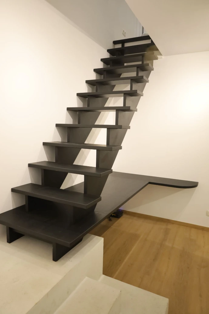 Escalier en hêtre massif peint en noir avec extension bureau