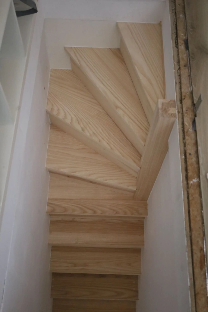 Escalier quart tournant en frêne massif