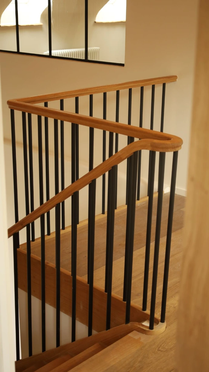 Escalier en chêne massif avec main courante ceintrée