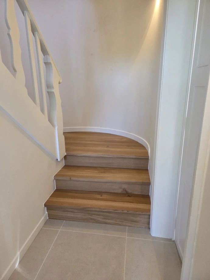 Palier d'escalier arrondi en chêne massif