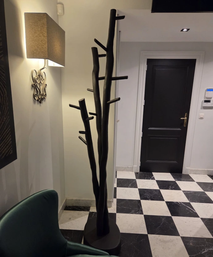 Porte manteau sur mesure en frêne massif laqué noir