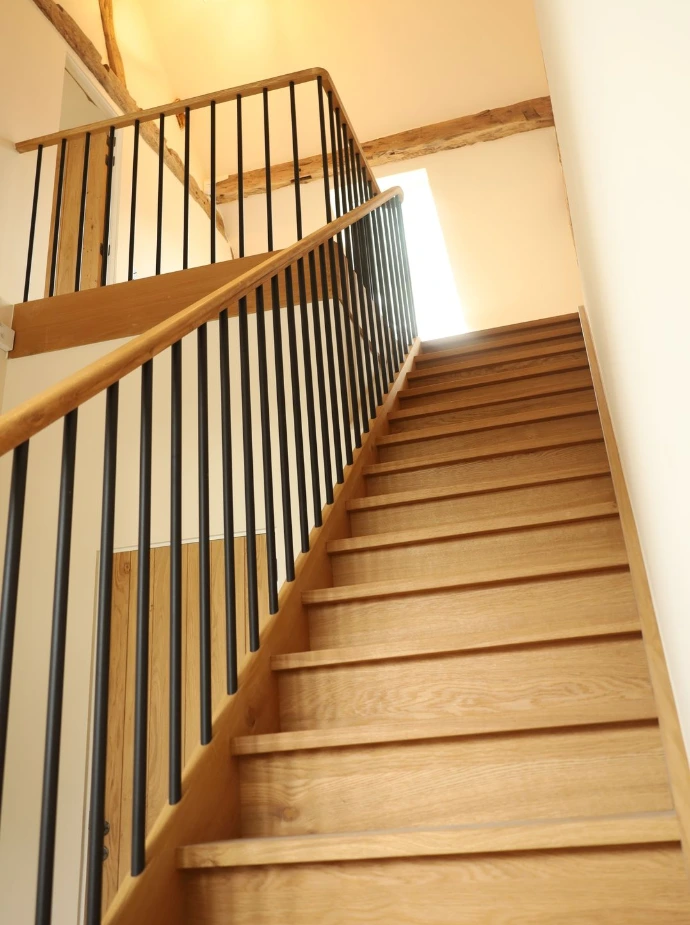 Escalier en chêne massif avec garde corps en acier